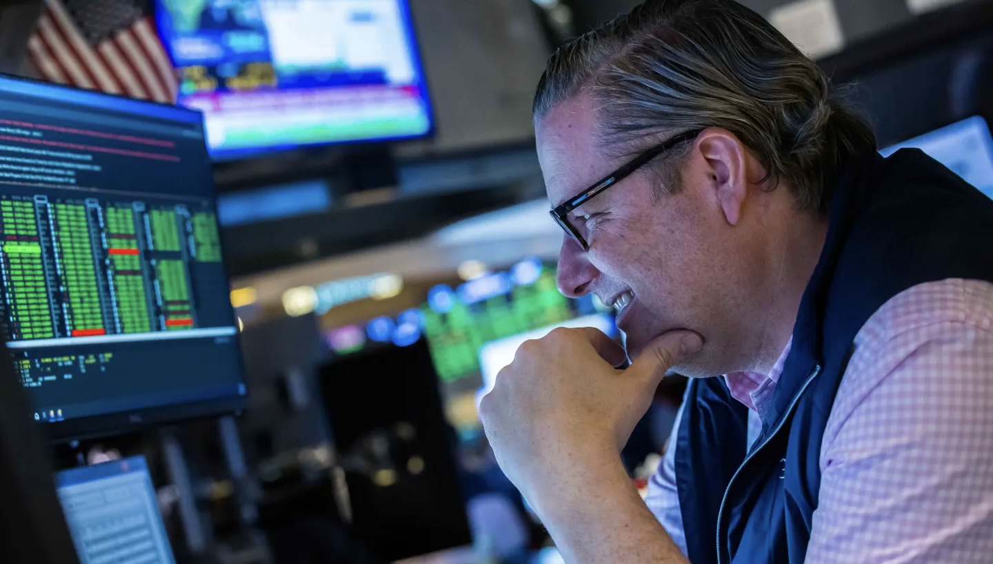 华尔街嗨了！特朗普对中国开火加码关税125%！但对其他国家突然喊停给予90天喘息期！美股火箭式反弹！